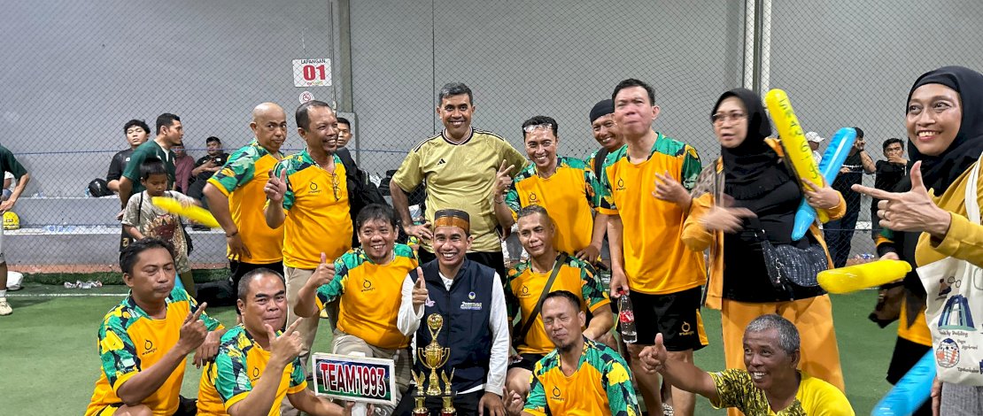 Ketua Umum Ikatan Keluarga Alumni (IKA) SMA Negeri 6 Makassar, Rudianto Lallo, menutup sekaligus melaksanakan penyerahan tropi dan hadiah kepada para juara Fun Futsal Tournament IKA SMA Negeri 6 Makassar.