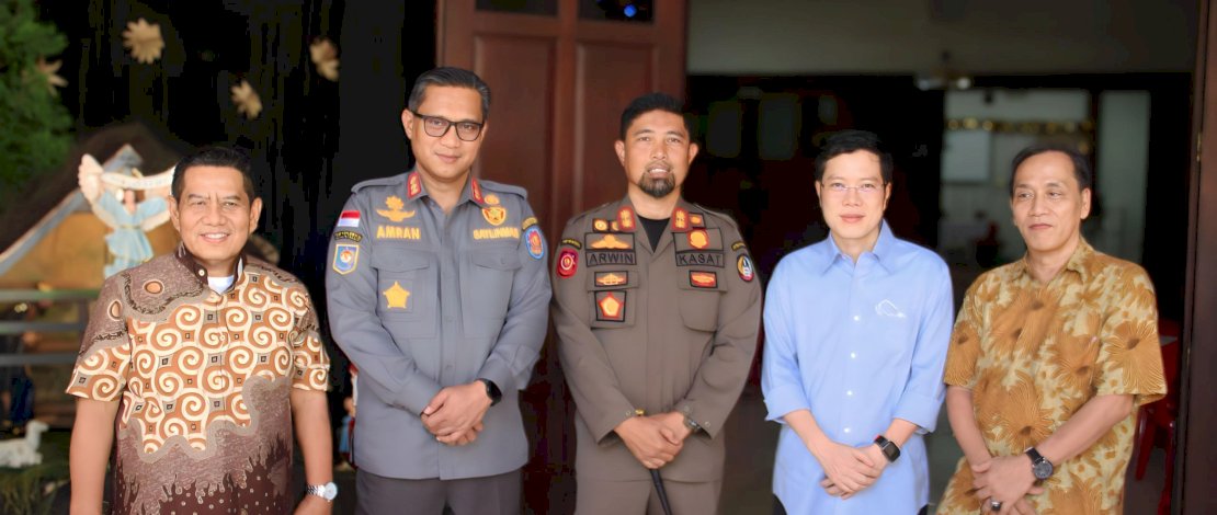 Plh Dirjen Bina Administrasi Wilayah Kemendagri, Dr Amran, didampingi Kepala Satpol PP Sulsel, Andi Arwin Azis, saat berkunjung ke Gereja Katedral Makassar, Senin, 25 Desember 2023.
