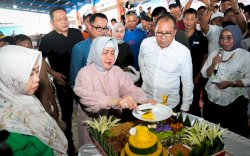 Ketua TP PKK Dampingi Walikota Makassar Potong Tumpeng Resmikan Renovasi TPI Poetere