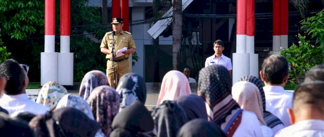 Pj Gubernur Sulsel, Bahtiar Baharuddin, memimpin langsung upacara apel pagi pasca Libur Natal 2023, di Lapangan Upacara Kantor Gubernur Sulsel, Rabu, 27 Desember 2023.