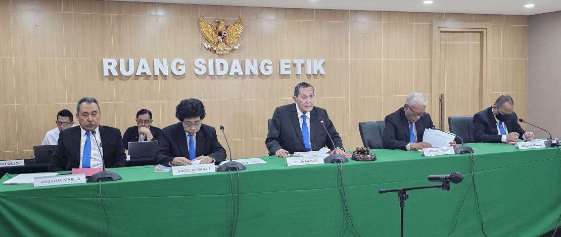 Dewan Pengawas (Dewas) KPK memutuskan Firli Bahuri mendapatkan sanksi berat atas pelanggaran kode etik dan perilaku insan KPK. Dewan Pengawas (Dewas) KPK memutuskan Firli Bahuri mendapatkan sanksi berat atas pelanggaran kode etik dan perilaku insan KPK.