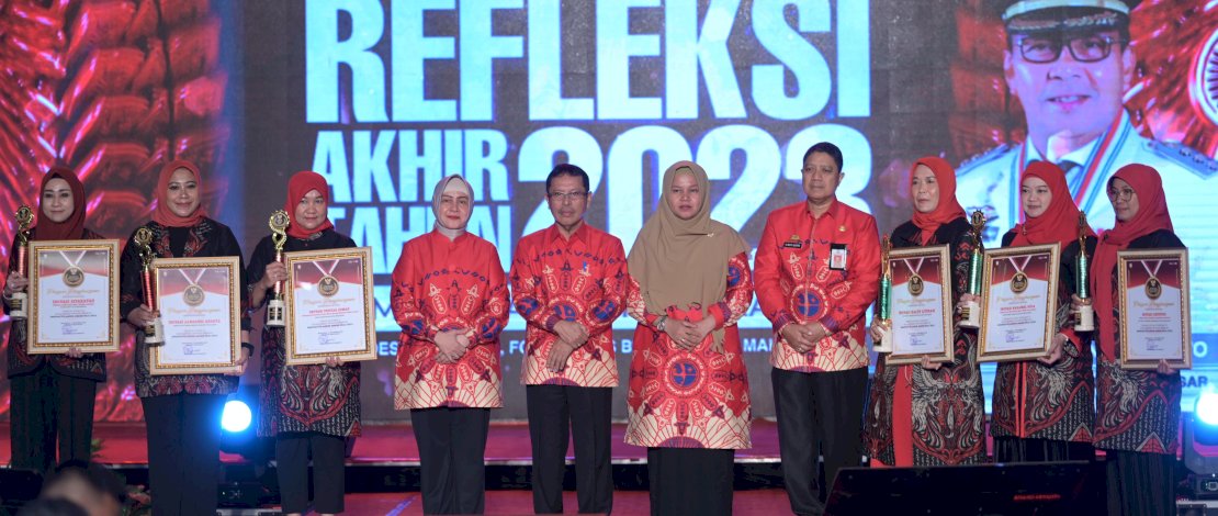 Badan Penelitian dan Pengembangan Daerah Kota Makassar memberikan penghargaan kepada inovator berprestasi dalam acara Refleksi Akhir Tahun 2023 Pemerintah Kota Makassar. Badan Penelitian dan Pengembangan Daerah Kota Makassar memberikan penghargaan kepada inovator berprestasi dalam acara Refleksi Akhir Tahun 2023 Pemerintah Kota Makassar.