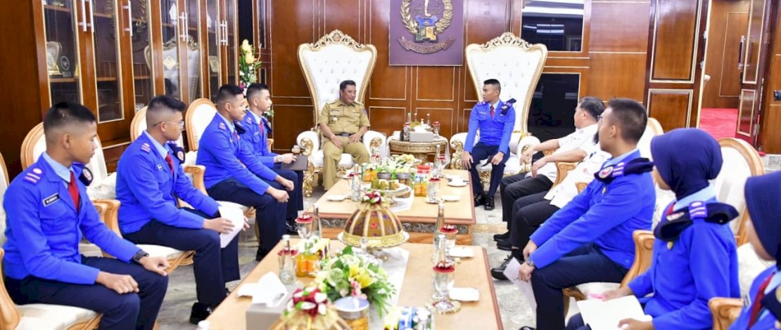 Penjabat Gubernur Sulsel, Bahtiar Baharuddin, menerima audiensi siswa Taruna Nusantara, di ruang kerjanya di Kantor Gubernur Sulsel, Rabu, 27 Desember 2023.
