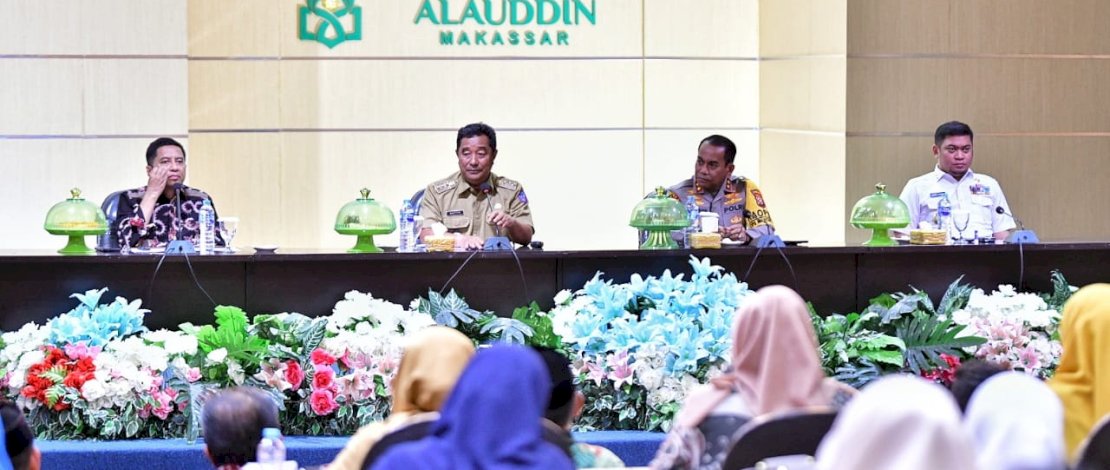 Pj Gubernur Sulsel Bahtiar Baharuddin, bersama Kepala Kepolisian Daerah (Kapolda) Sulsel Irjen Pol Andi Rian Djajadi, dan Bupati Gowa Adnan Purichta Ichsan, melakukan kunjungan ke Kampus UIN Alauddin Makassar, di Samata, Kabupaten Gowa, Rabu, 27 Desember 2023.
Pj Gubernur Sulsel Bahtiar Baharuddin, bersama Kepala Kepolisian Daerah (Kapolda) Sulsel Irjen Pol Andi Rian Djajadi, dan Bupati Gowa Adnan Purichta Ichsan, melakukan kunjungan ke Kampus UIN Alauddin Makassar, di Samata, Kabupaten Gowa, Rabu, 27 Desember 2023.
