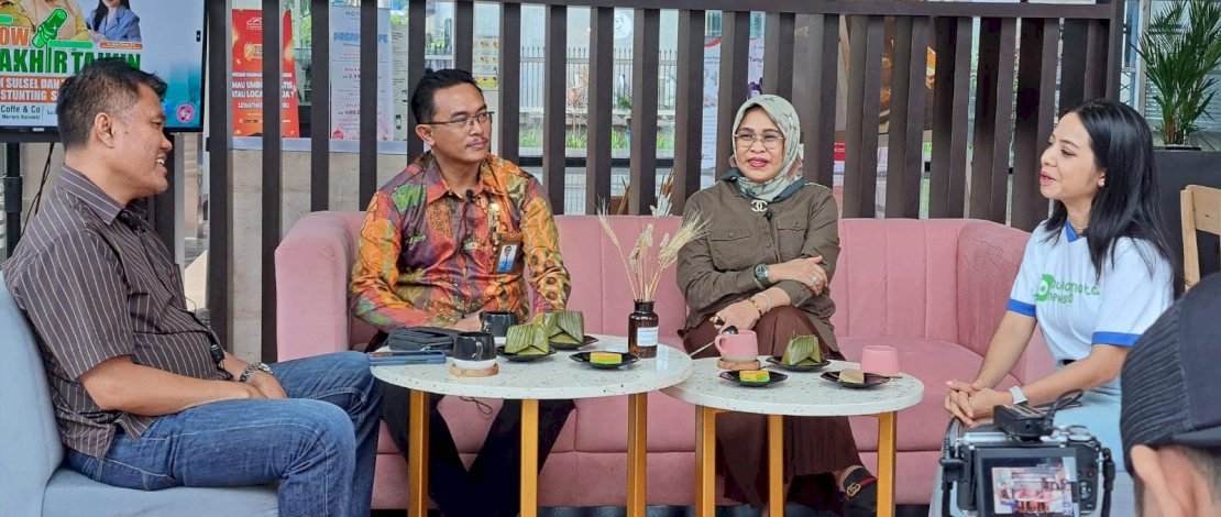 Tiga Narasumber bersama host talkshow kopi tumpah yang tayang di channel YouTube BukamataNews pada Jumat, 29 Desember 2023. Tiga Narasumber bersama host talkshow kopi tumpah yang tayang di channel YouTube BukamataNews pada Jumat, 29 Desember 2023.