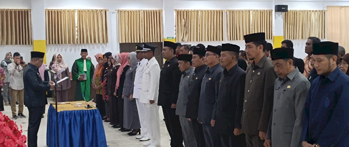 Proses pelantikan diawali dengan pembacaan Surat Keputusan Bupati Kepulauan Selayar, dilanjutkan dengan pengambilan sumpah oleh Sekretaris Daerah, Mesdiyono, dengan didampingi saksi-saksi dan rohaniwan bertempat di Ruang Pola Kantor Bupati, Jumat, 29 Desember 2023. Proses pelantikan diawali dengan pembacaan Surat Keputusan Bupati Kepulauan Selayar, dilanjutkan dengan pengambilan sumpah oleh Sekretaris Daerah, Mesdiyono, dengan didampingi saksi-saksi dan rohaniwan bertempat di Ruang Pola Kantor Bupati, Jumat, 29 Desember 2023.