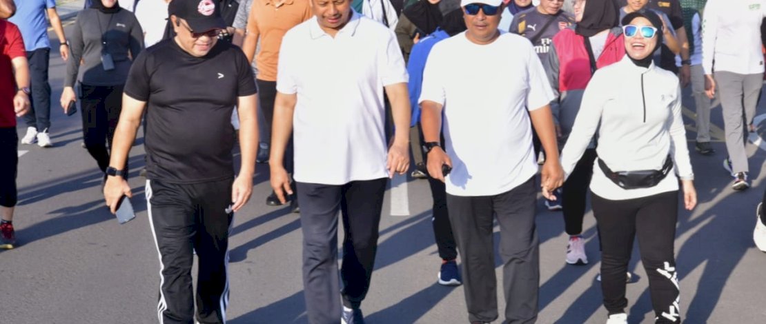 Bahtiar Baharuddin Asik Nikmati Buroncong Usai Ikut Jalan Sehat 