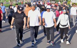 Bahtiar Baharuddin Asik Nikmati Buroncong Usai Ikut Jalan Sehat 