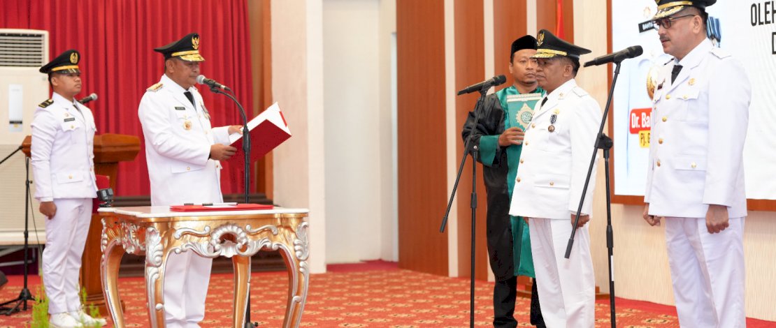 Pj Gubernur Sulsel, Bahtiar Baharuddin, melantik Junaedi sebagai Pj Bupati Jeneponto dan Basra sebagai Pj Bupati Sidrap, di Aula Tudang Sipulung Rumah Jabatan Gubernur, Minggu, 31 Desember 2023. Pj Gubernur Sulsel, Bahtiar Baharuddin, melantik Junaedi sebagai Pj Bupati Jeneponto dan Basra sebagai Pj Bupati Sidrap, di Aula Tudang Sipulung Rumah Jabatan Gubernur, Minggu, 31 Desember 2023.
