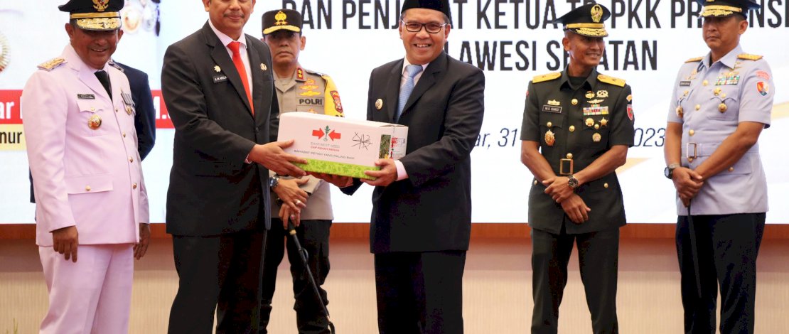 Wali Kota Makassar Moh Ramdhan Pomanto, menerima bantuan bibit cabai dari Pemprov Sulsel, di sela-sela acara Pelantikan Pj Bupati Jeneponto dan Sidrap, di Aula Tudang Sipulung Rujab Gubernur Sulsel, Minggu, 31 Desember 2023.
