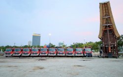 Water Dance Damkar Makassar Semarakkan Malam Tahun Baru 2024