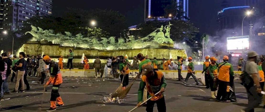 Dinas Lingkungan Hidup (DLH) DKI Jakarta melaporkan bahwa sebanyak 130 ton sampah berhasil terkumpul di seluruh Ibu Kota setelah perayaan tahun baru 2024. 