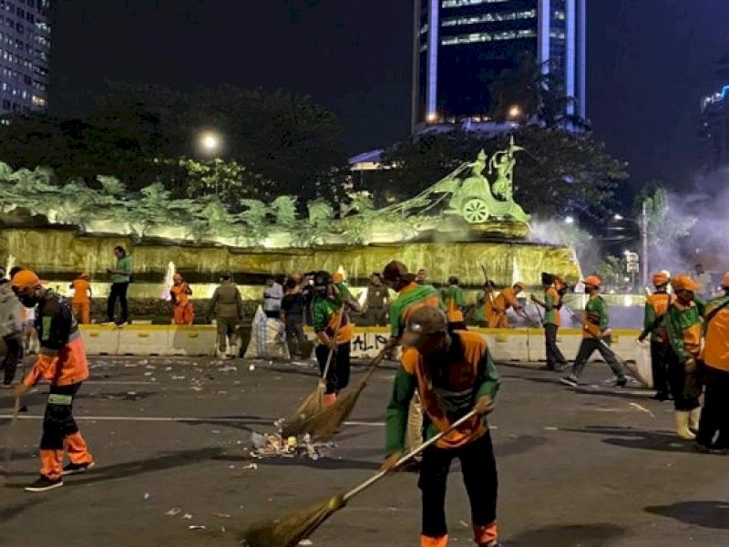 Jakarta Bersihkan 130 Ton Sampah Setelah Tahun Baru 2024