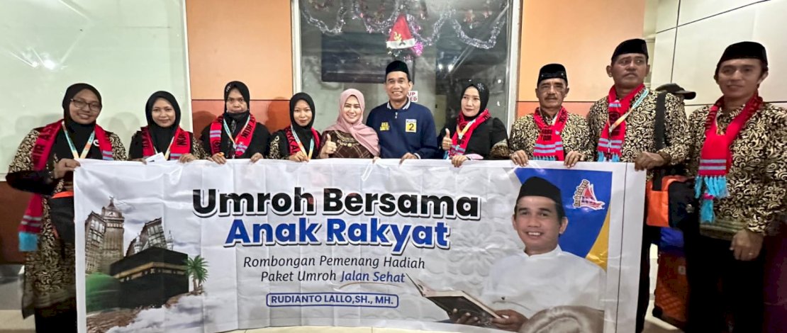Pendiri Yayasan Anak Rakyat Indonesia (YARI) Rudianto Lallo mengantar dan melepas keberangkatan delapan orang pemenang undian hadiah umrah acara jalan sehat Anak Rakyat, Senin, 1 Januari 2024, di Bandara Internasional Sultan Hasanuddin Makassar. 