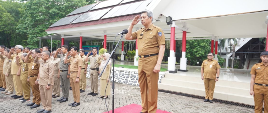 Pj Sekrprov Sulsel, Andi Muhammad Arsjad, menjadi pembina Apel pagi di Lingkup Pemprov Sulsel di Lapangan Upacara Kantor Gubernur Sulsel, Selasa, 2 Januari 2024.

