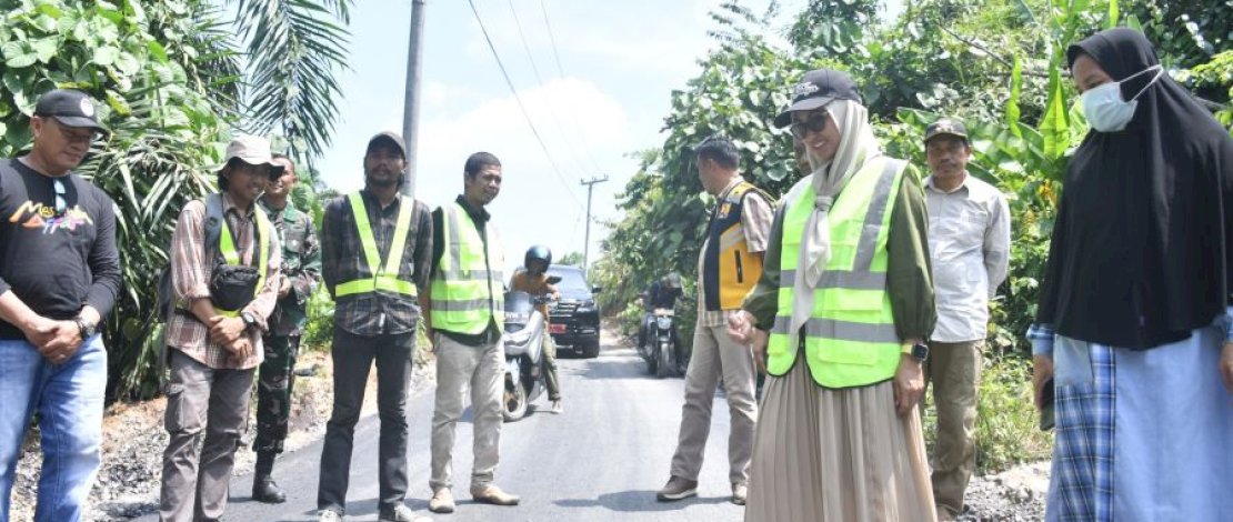 Bupati Luwu Utara, Indah Putri Indriani, meninjau langsung progres peningkatan jalan Ruas Makumpa - Sassa, Senin, 1 Januari 2023.
