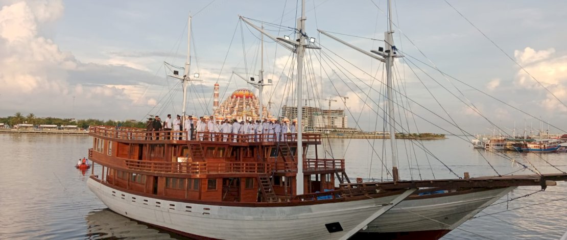 Pelantikan pejabat Pemkot Makassar di atas Perahu Phinisi, Rabu 3 Januari 2024.