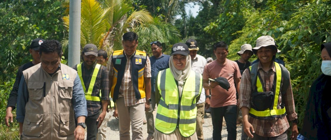 Bupati Indah Tinjau Progres Peningkatan Ruas Jalan Makumpa - Sassa Bupati Indah Tinjau Progres Peningkatan Ruas Jalan Makumpa - Sassa
