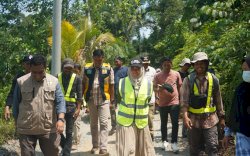 Bupati Indah Tinjau Progres Peningkatan Ruas Jalan Makumpa - Sassa 