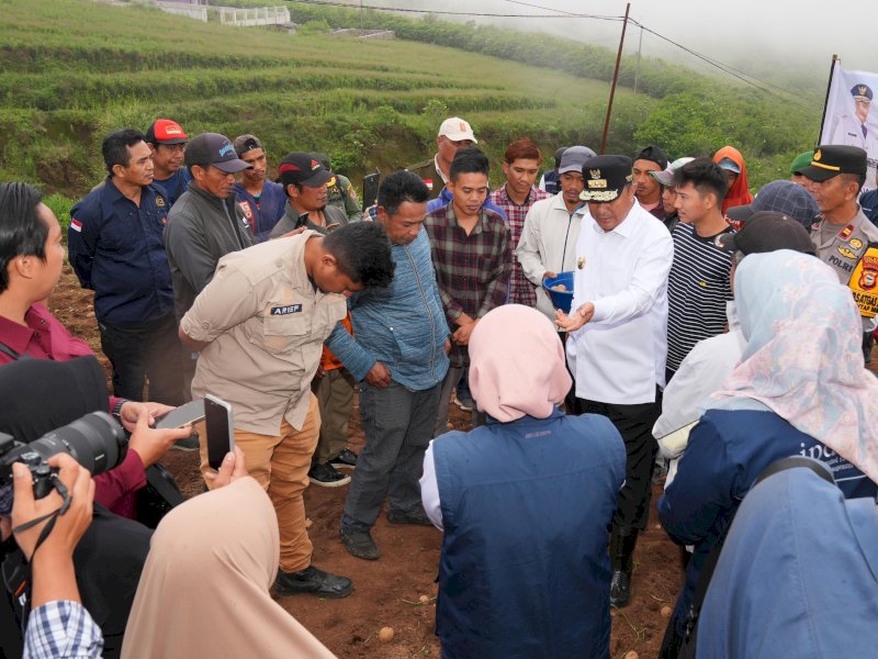 Petani di Malino Mengeluh Kekurangan Modal, Pj Gubernur Bahtiar Telepon Bank Sulselbar untuk Salurkan KUR