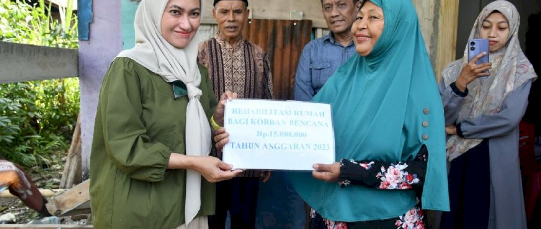 Bupati Luwu Utara, Indah Putri Indriani menyerahkan bantuan kepada korban kebakaran, di Desa Radda, Kecamatan Baebunta.