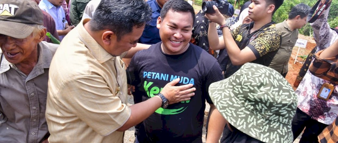 Petani Muda Keren Batara Guru Kabupaten Luwu Timur ikut menanam pisang cavendish bersama Penjabat Gubernur Sulawesi Selatan (Sulsel), Bahtiar Baharuddin, didampingi Bupati Luwu Timur, Budiman, pada Penanaman Perdana Komoditas Pisang Cavendish, Kamis, 4 Januari 2024. Petani Muda Keren Batara Guru Kabupaten Luwu Timur ikut menanam pisang cavendish bersama Penjabat Gubernur Sulawesi Selatan (Sulsel), Bahtiar Baharuddin, didampingi Bupati Luwu Timur, Budiman, pada Penanaman Perdana Komoditas Pisang Cavendish, Kamis, 4 Januari 2024.