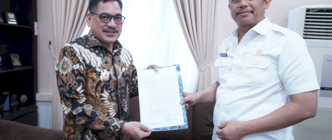 Penjabat Sekertaris Daerah Provinsi Sulsel, Andi Muhammad Arsjad, menyerahkan SK Penjabat Sekertaris Daerah Kabupaten Sidrap Muhammad Yusuf DM, kepada Pj Bupati Sidrap Basra, di Ruang Kerja Sekda Sulsel, Rabu, 3 Januari 2024.
