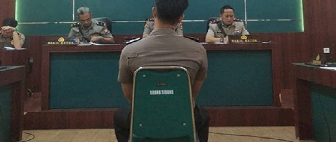 Briptu Sanjaya saat menjalani sidang etik.