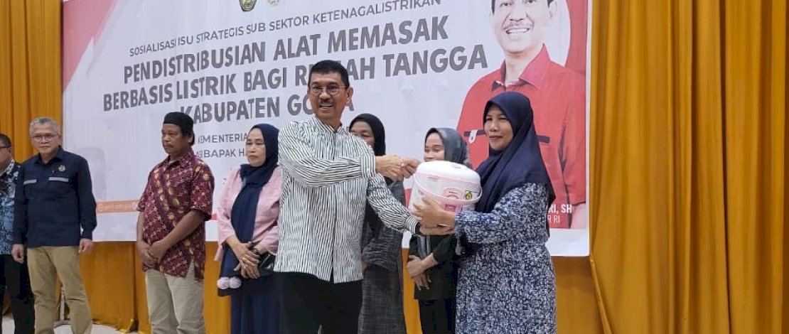 Ridwan Andi Wittiri Salurkan 1.653 Rice Cooker Gratis ke Warga Gowa Ridwan Andi Wittiri Salurkan 1.653 Rice Cooker Gratis ke Warga Gowa