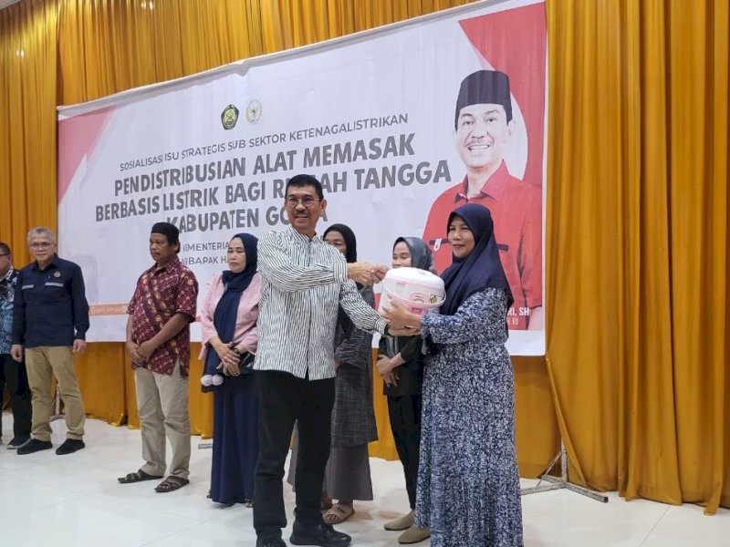 Ridwan Andi Wittiri Salurkan 1.653 Rice Cooker Gratis ke Warga Gowa