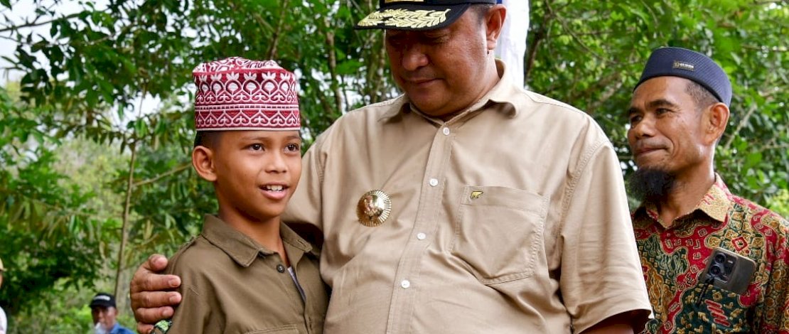 Penjabat Gubernur Sulsel Bahtiar Baharuddin melakukan penanaman perdana pisang cavendish, di Pondok Pesantren Darul Arqam Muhammadiyah Balebo. Penjabat Gubernur Sulsel Bahtiar Baharuddin melakukan penanaman perdana pisang cavendish, di Pondok Pesantren Darul Arqam Muhammadiyah Balebo.