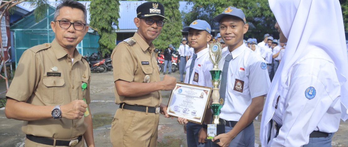 Pimpin Upacara di SMA 3 Takalar, Pj. Bupati Minta Generasi Muda Jadi Pemain di Negeri Sendiri Pimpin Upacara di SMA 3 Takalar, Pj. Bupati Minta Generasi Muda Jadi Pemain di Negeri Sendiri
