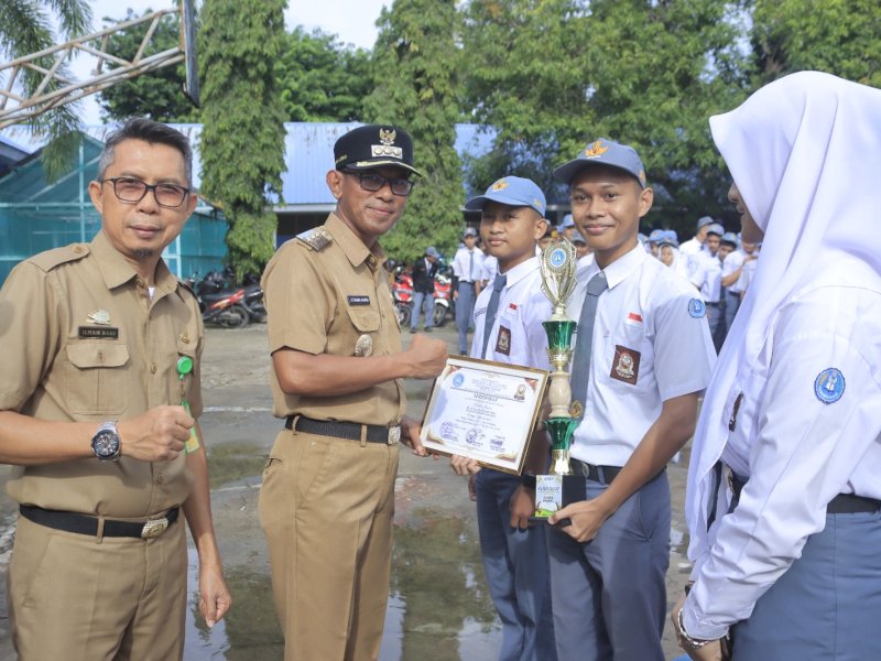Pimpin Upacara di SMA 3 Takalar, Pj. Bupati Minta Generasi Muda Jadi Pemain di Negeri Sendiri