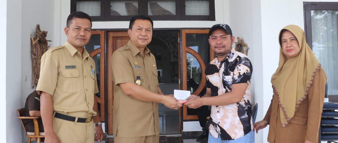 Bupati Kepulauan Selayar, Muh Basli Ali, menyerahkan santunan kepada ahli waris korban kapal tenggelam, Senin, 8 Januari 2024. Bupati Kepulauan Selayar, Muh Basli Ali, menyerahkan santunan kepada ahli waris korban kapal tenggelam, Senin, 8 Januari 2024.