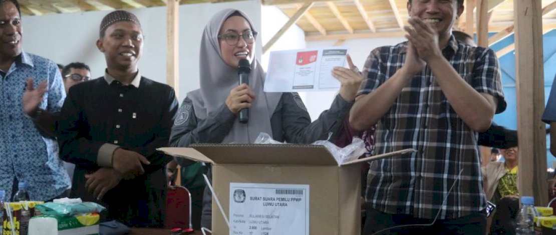Bupati Luwu Utara, Indah Putri Indriani, memantau pelaksanaan kegiatan penyortiran dan pelipatan surat suara, di Gudang Logistik KPU Luwu Utara, Kelurahan Bone, Kecamatan Masamba.