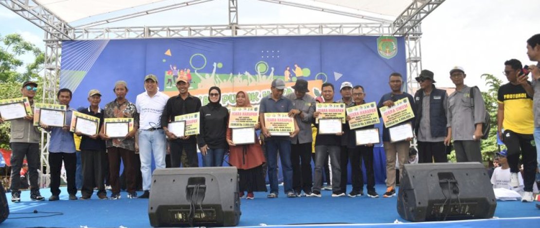 Bupati Luwu Utara, Indah Putri Indriani, menyerahkan langsung penghargaan bagi 10 kelompok tani berprestasi dalam program Readsi Luwu Utara 2023.