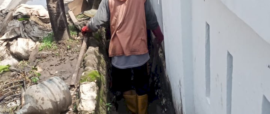 Cegah Banjir, Dinas PU dan Ketua ORT Lakukan Pengerukan Drainase di Kelurahan Buakana,