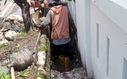 Cegah Banjir, Dinas PU dan Ketua ORT Lakukan Pengerukan Drainase di Kelurahan Buakana,