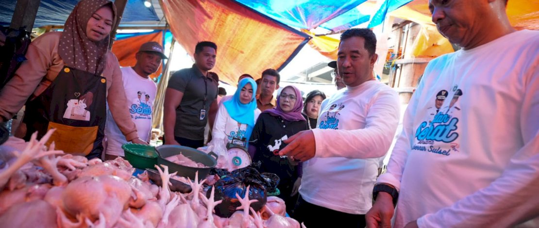 Pj Gubernur Bahtiar melakukan pengecekan harga kebutuhan pokok di Pasar Lakessi Kota Parepare, Selasa, 9 Januari 2024.