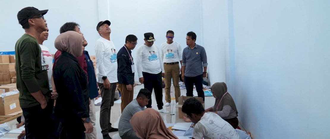 Pj Gubernur Sulsel, Bahtiar Baharuddin, melakukan pengecekan di gudang logistik KPU Kota Parepare bersama Pj Wali Kota Parepare, Forkopimda, KPU, Bawaslu dan pihak terkait. 