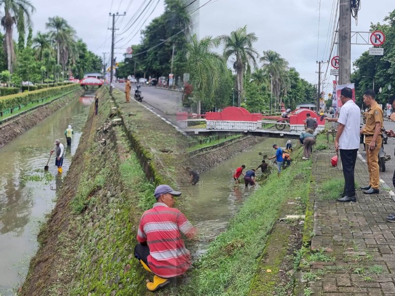 Antisipasi Banjir, Pj Bupati Takalar Instruksikan DLH Bersihkan Kanal