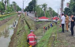 Antisipasi Banjir, Pj Bupati Takalar Instruksikan DLH Bersihkan Kanal