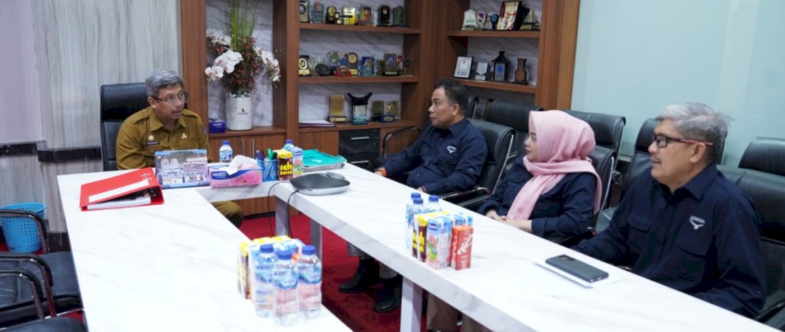 Penjabat Sekertaris Daerah Provinsi Sulsel, Andi Muhammad Arsjad, menerima kunjungan silaturahmi jajaran Direksi PT ASKRIDA Cabang Makassar, di Ruang Kerjanya, Selasa, 9 Januari 2024. Penjabat Sekertaris Daerah Provinsi Sulsel, Andi Muhammad Arsjad, menerima kunjungan silaturahmi jajaran Direksi PT ASKRIDA Cabang Makassar, di Ruang Kerjanya, Selasa, 9 Januari 2024.