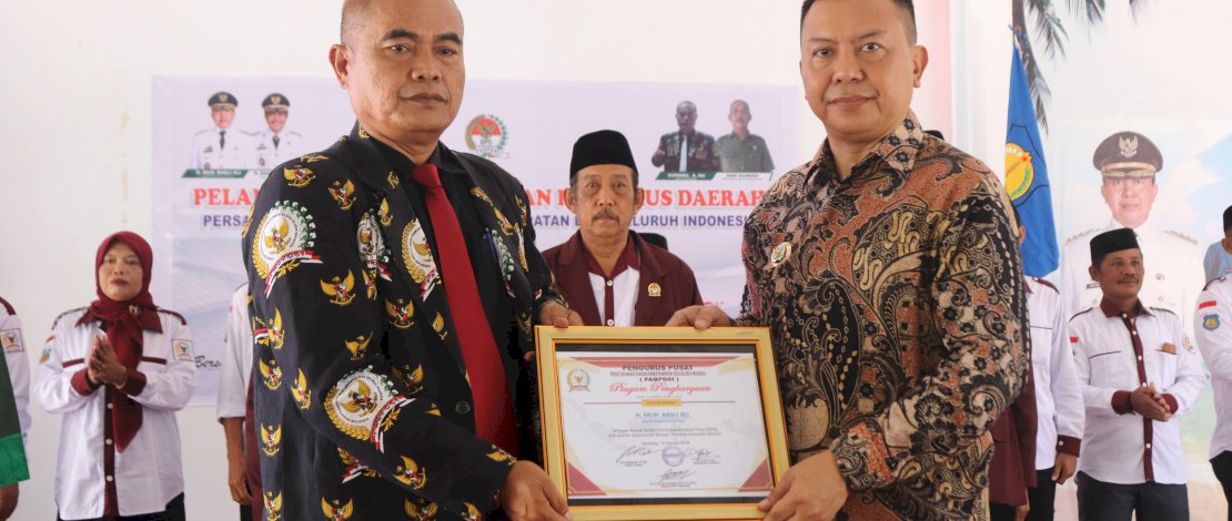 Bupati Kepulauan Selayar, Muh Basli Ali, menerima Piagam Penghargaan dari Persatuan Anggota Badan Permusyawaratan Desa Se Indonesia (PABPDSI) Pusat sebagai Bapak Badan Permusyawaratan Desa (BPD) Kabupaten Kepulauan Selayar. Bupati Kepulauan Selayar, Muh Basli Ali, menerima Piagam Penghargaan dari Persatuan Anggota Badan Permusyawaratan Desa Se Indonesia (PABPDSI) Pusat sebagai Bapak Badan Permusyawaratan Desa (BPD) Kabupaten Kepulauan Selayar.