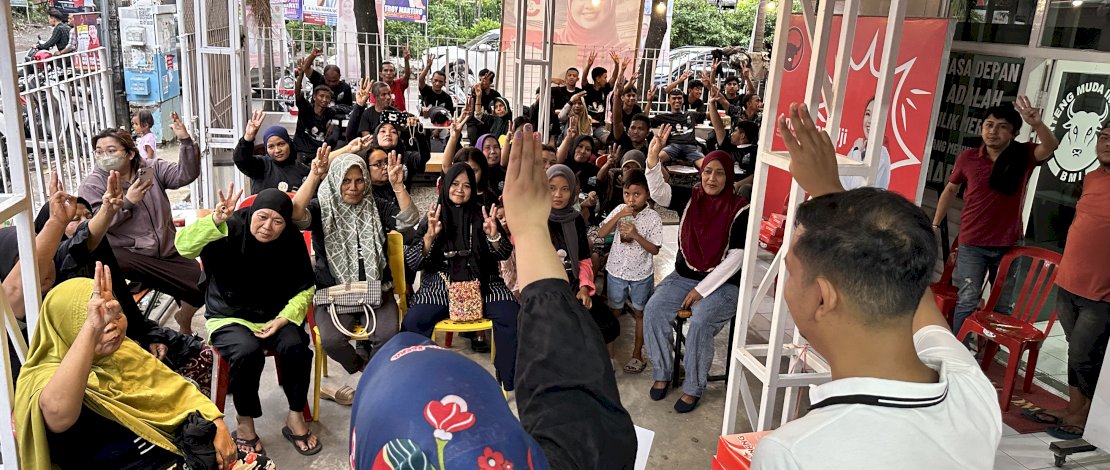 Andi Tenri Uji bersama dokter fadli turut mengajak masyarakat memilih ganjar no 3 dalam perayaan HUT PDIP bersama warga, Rabu (10/1/24). 