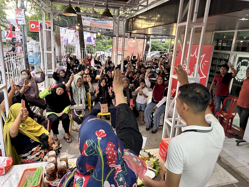 Ketua BMI Makassar Ajak Warga Potong Tumpeng Rayakan HUT PDIP Ke-51 