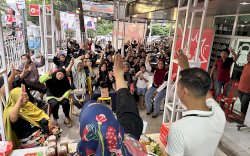 Ketua BMI Makassar Ajak Warga Potong Tumpeng Rayakan HUT PDIP Ke-51 