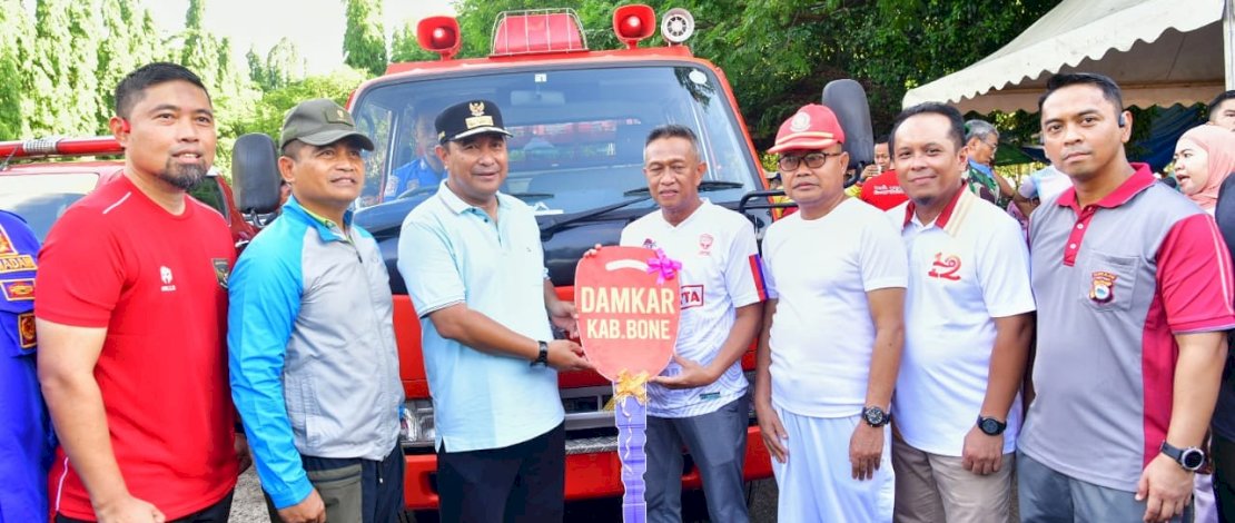 Pemprov Sulsel Serahkan 1 Unit Damkar untuk Pemkab Bone