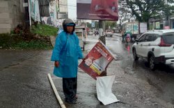 Aksi Simpatik Relawan Ridwan Wittiri: Perbaiki APK Caleg Lain