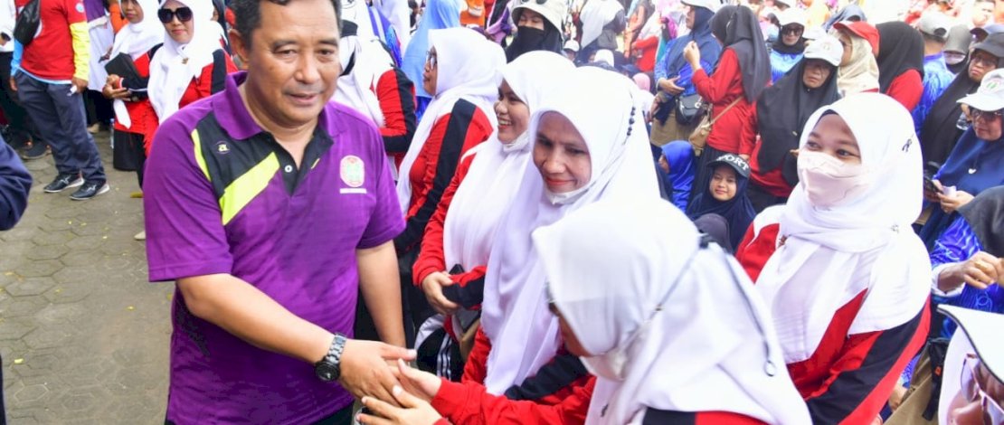  Pj Gubernur Bahtiar Dapat Sambutan Antusias di Jalan Sehat HUT PGRI